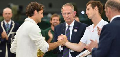 Federer saluda a Murray tras vencerle en Wimbledon.