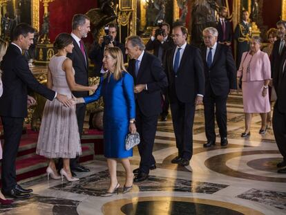 Pedro Sánchez y su esposa, Begoña Gómez, junto a los Reyes en la recepción de 2018.