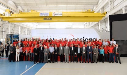 EL ÚLTIMO PASO, EN BRASIL. El equipo de Acciona Windpower, encabezado por el presidente del grupo, José Manuel Entrecanales, inauguró la semana pasada la nueva planta de ensamblaje de aerogeneradores en Simoes Filho, en el estado brasileño de Bahía. Su capacidad de producción es de 100 turbinas al año (300 MW), cifra que puede duplicarse en función de la demanda.