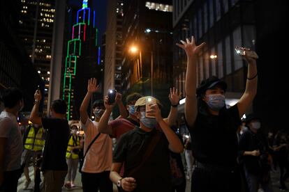 Unos manifestantes utilizan la luz de sus móviles en señal de protesta, este martes en Hong Kong.