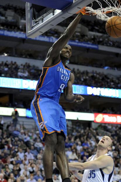 Ibaka, en un mate durante un duelo Oklahoma-Dallas.