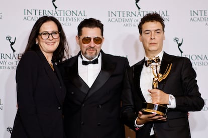 Los productores Gema R. Neira, Ramón Campos y Josep Cister posan con el premio el lunes en Nueva York.