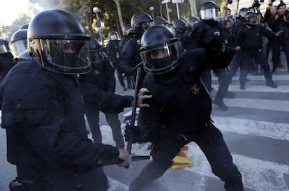 Un amplio dispositivo policial ha rodeado la manifestación de policías hasta su llegada a Arc de Triomf, donde portavoces de Jusapol han desconvocado la marcha tras varios discursos en los que han exigido tener los mismos derechos y salarios que los agentes de los Mossos d'Esquadra y la Ertzaintza. En la imagen, agentes de los Mossos d'Esquadra se enfrentan a miembros de los CDR en Barcelona.