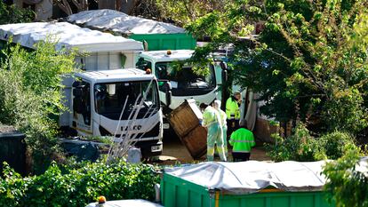 Operarios desalojan el asentamiento de la avenida de Vallcarca de Barcelona, este miércoles. 
