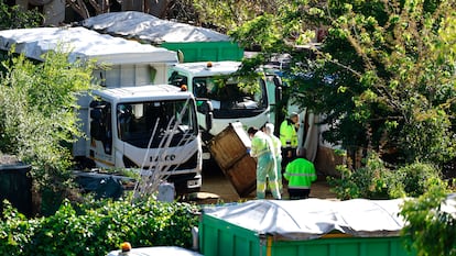 Operarios desalojan el asentamiento de la avenida de Vallcarca de Barcelona, este miércoles.