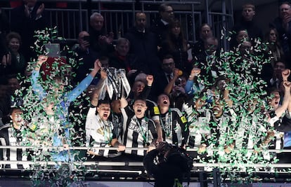 Bruno Guimaraes y Kieran Trippier, del Newcastle United, levantan el trofeo tras ganar la Copa de la Liga de Inglaterra este domingo.