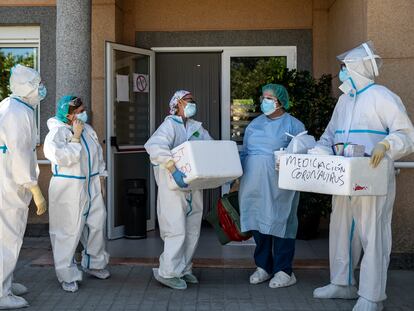 Sanitarios salen de una residencia de la Valencia tras practicar pruebas Covid.