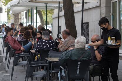 Un camarero despacha en unas terrazas del centro de Madrid.