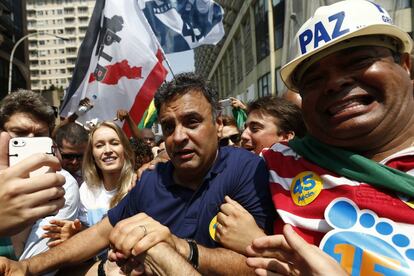 O tucano entre eleitores em caminhada no Rio de Janeiro no dia 19.