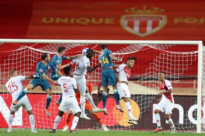 José Giménez, del Atlético de Madrid, anota el segundo gol ante el Mónaco.