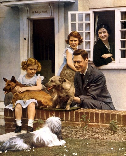 El rey Jorge VI , la reina madre y sus hijas, Isabel (de pie) y Margarita (sentada), junto a sus perros, en los años 30.