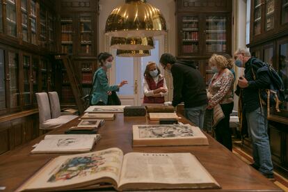 Visita a la biblioteca del Museo Romanticismo.