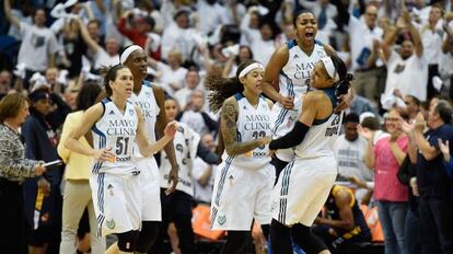 Anna Cruz y sus compañeras en el quinto partido de la final de la WNBA.