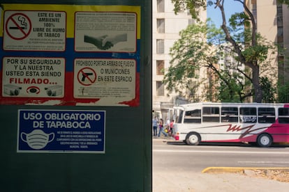 Un cartel de prohibición de armas en un negocio en el oeste de Caracas.