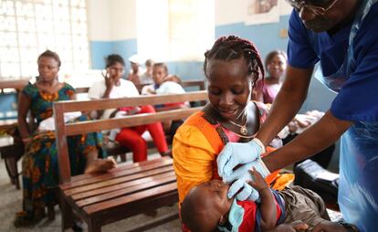 Isatu Bah vacuna a su hijo de cinco semanas, Mohamed Kamara, en el hospital infantil Ola de Freetown, Sierra Leona, en febrero de 2016. 