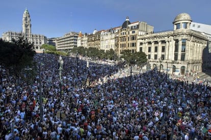 Una multitud se manifiesta en Oporto contra los recortes.