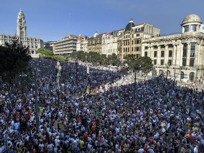 Una multitud se manifiesta en Oporto contra los recortes.