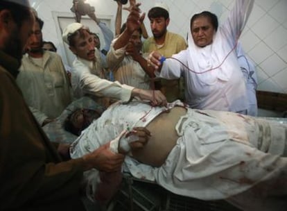 Personal sanitario atiende a uno de los heridos en el atentado suicida de Khyber.