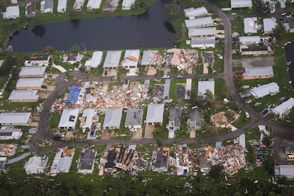 Vecindarios arrasados tras el paso de tornados provocados por el huracán Milton, el 10 de octubre de 2024, en Fort Pierce, Florida.