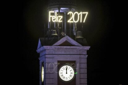 El reloj de la Puerta del Sol da la bienvenida con las campanadas al año nuevo 2017