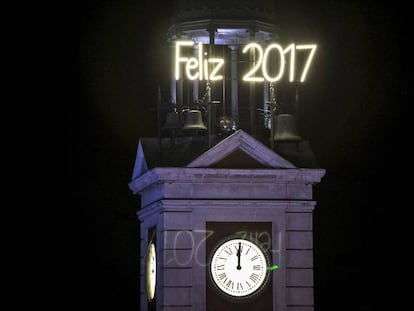 El reloj de la Puerta del Sol da la bienvenida con las campanadas al año nuevo 2017