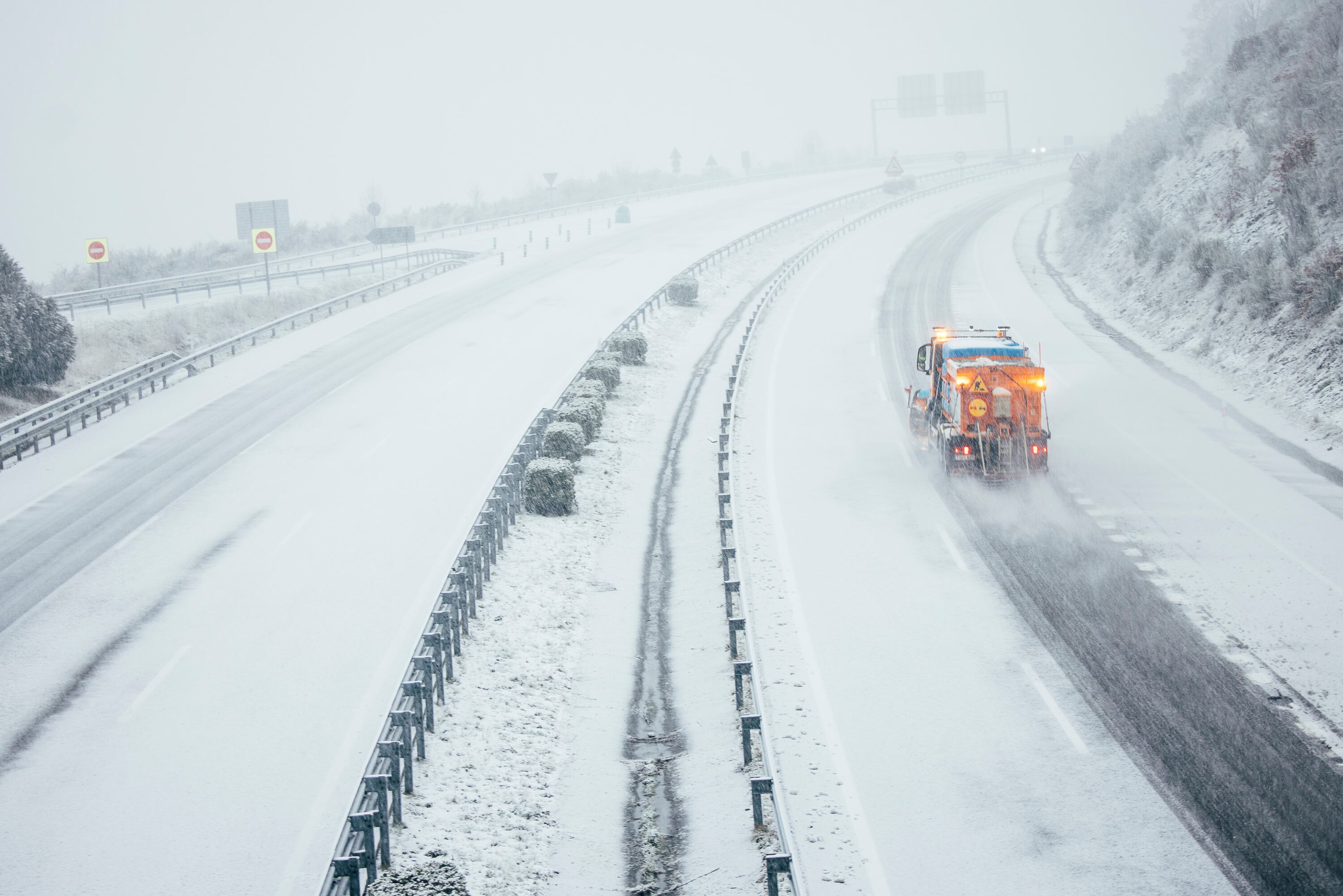 La borrasca ‘Ingrid’ causa nevadas en la mitad norte y afecta a decenas de carreteras