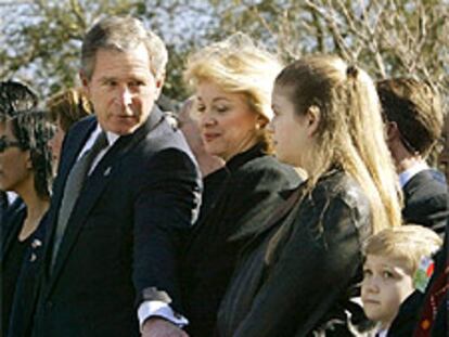 Bush consuela a la familia del comandante del <i>Columbia,</i> Rick Husban.