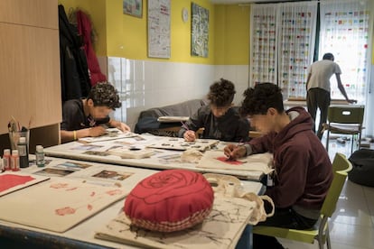 Un grupo de menores extranjeros no acompañados en un centro de protección de Barcelona.