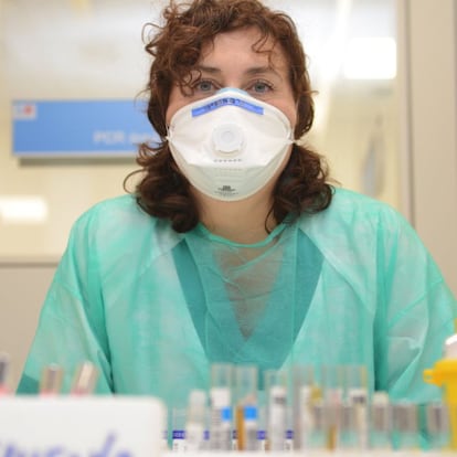 <b>María Ángeles Jódar (53). Técnica de laboratorio del hospital Gregorio Marañón, Madrid.</b> <p> Trabaja en el servicio de microbiología, donde se viven días "intensos". "Recibimos todas las muestras para el diagnóstico. Estamos entregados todo el servicio, codo con codo". La profesional explica con detalle la tarea a la que se lanza cada jornada con extenuación: "Los técnicos de laboratorio hacemos una función fundamental y poco reconocida. Asumimos un riesgo importantísimo porque tratamos las muestras de todos los pacientes, las descontaminamos y extraemos el ARN a partir del cual se determina si está presente el virus en el paciente. Son técnicas muy minuciosas, que exigen precisión y muchas horas de trabajo". Ahora, en su área están doblando turnos asiduamente. "Ya hemos sufrido alguna baja", lamenta.