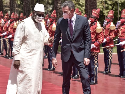 El presidente de Senegal, Macky Sall, acompaña al presidente del Gobierno español, Pedro Sánchez, este viernes en Dakar (Senegal).