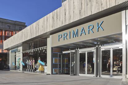 Entrada a la tienda de Primark situada en Bilbao.