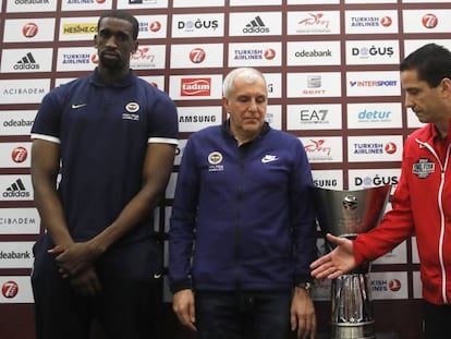 Udoh, Obradovic, Sfairopoulos y Printezis, en la presentaci&oacute;n de la final