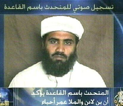 El portavoz de Al Qaeda, Sulaiman Abu Graith, en una imagen del vídeo emitido por la cadena Al Yazira.