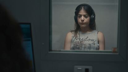 Adriana Llabrés en el papel de Miriam, en la película 'Todo el silencio' (dir. Del Río, 2024).