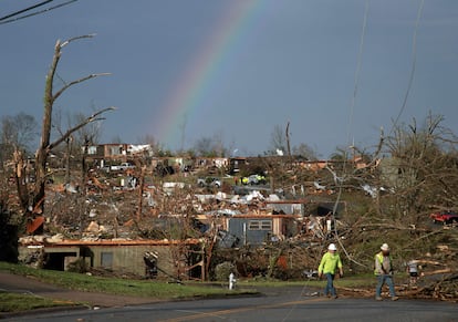 Un arcoíris ilumina el cielo en medio de la devastación en uno de los vecindarios más afectados por el tornado en Little Rock. 