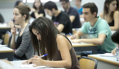 Estudiantes se examinan de las PAU en la Universitat de València en la mañana del 11 de junio.