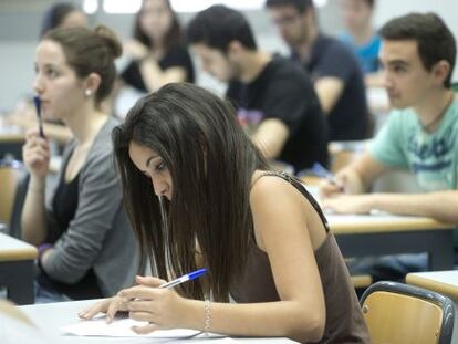 Estudiantes se examinan de las PAU en la Universitat de Val&egrave;ncia en la ma&ntilde;ana del 11 de junio.