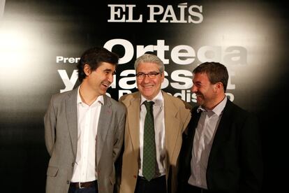 Casimiro García Abadillo, exdirector de El Mundo, con Pedro Simón y Alberto Di Lolli, galardonados en la categoría de prensa escrita.