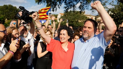 La secretaria general de ERC, Marta Rovira, y el expresidente del partido, Oriol Junqueras, se reencuentran en Cantallops (Girona).