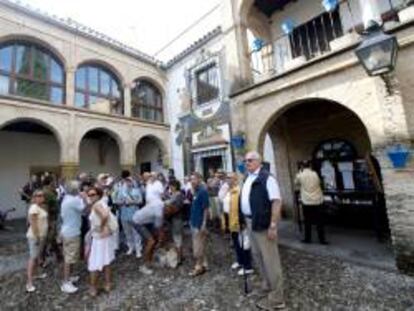 Un grupo de turistas pasean por las calles de la Judería de Córdoba, la ciudad de las tres culturas, donde la huella judía recobra su protagonismo histórico. EFE/Archivo