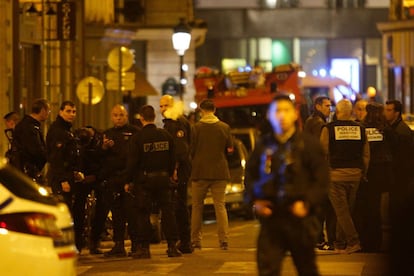 El fiscal de París, François Molins, había revelado la pasada medianoche que el ataque estaba siendo tratado como un acto terrorista. En la imagen, un grupo de policía, en la zona del ataque, el 12 de mayo de 2018.