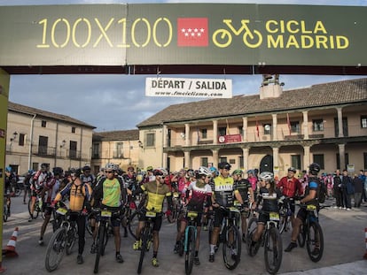 Salida, en Torrelaguna, de la carrera 100x100, que transitó el pasado mes de octubre una de las rutas que propone Ciclamadrid.