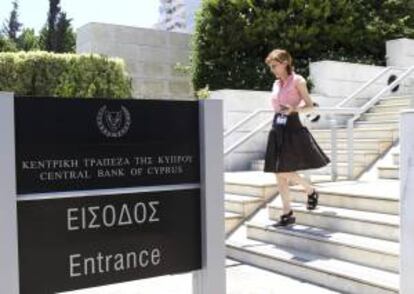 Una mujer sale de la sede del Banco Central de Chipre en Nicosia, Chipre. EFE/Archivo
