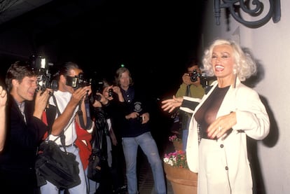 Mamie Van Doren siendo fiel a sí misma en una fiesta de compromiso de dos amigos en un club de Los Ángeles en 1992.