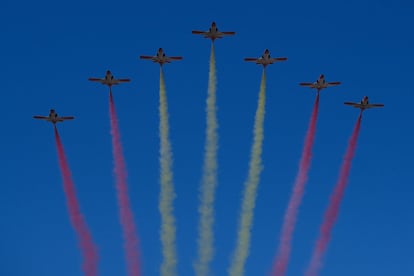 La Patrulla Aguila ha protagonizado uno de los momentos más espectaculares del desfile de las Fuerzas Armadas, en Sevilla.