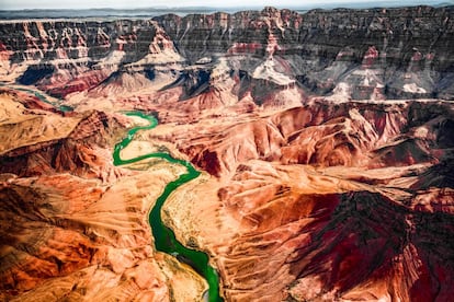 La imagen rojiza del Gran Cañón del Colorado, patrimonio mundial desde 1979, es una de las más icónicas y reconocibles de Norteamérica, y en particular del Oeste americano. Sus rutas polvorientas dan la oportunidad de contemplar unas vistas espectaculares que nunca dejan de sorprender por su inmensidad. Esta mole geológica es un enorme tajo en la Tierra: 446 kilómetros de longitud y hasta 1.600 metros de profundidad, que el agua y el viento han ido tallando a lo largo de 2.000 millones de años. Si uno se acerca al borde, el abismo abruma, como lo hacen también los amaneceres y las puestas de sol, cuando la luz pinta la enorme garganta de tonos rojizos y púrpura. <br><br> Y a la visión desde lo alto se une la experiencia desde su base, que se puede transitar a pie por senderos y veredas abiertas entre rocas en las que hace muchos siglos se grabaron pictogramas. Desde abajo, también se aprecia el tamaño de este asombroso cañón en medio del silencio más absoluto. Cuenta con dos puntos de acceso: la cabecera sur (South Rim), más concurrida y repleta de miradores, y la norte (North Rim), menos turística e ideal para hacer una ruta tranquila respirando el intenso aroma de los pinos.