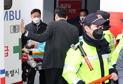  El líder de la oposición de Corea del Sur, Lee Jae Myung, es trasladado al Hospital Universitario de Seúl, este martes. 