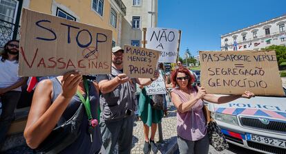 Protesto de um grupo antivacinas em junho contra as medidas impostas em Lisboa durante a pandemia.