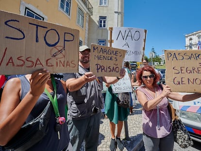 Protesto de um grupo antivacinas em junho contra as medidas impostas em Lisboa durante a pandemia.