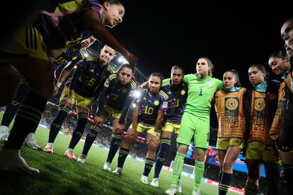 Jugadoras de la selección de Colombia antes de su partido contra Inglaterra